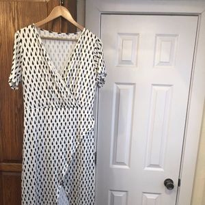 White and Black Dress XL dress runs smaller